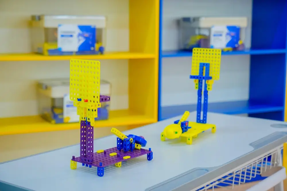 В столичной школе презентовали новую модель образования, основанную на STEAM и ИИ (3)