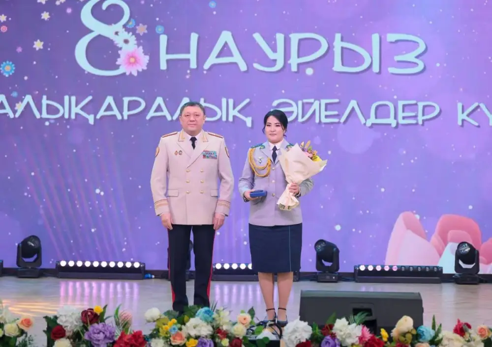 Президент страны наградил сотрудницу полиции из ВКО за спасение семьи Астане
