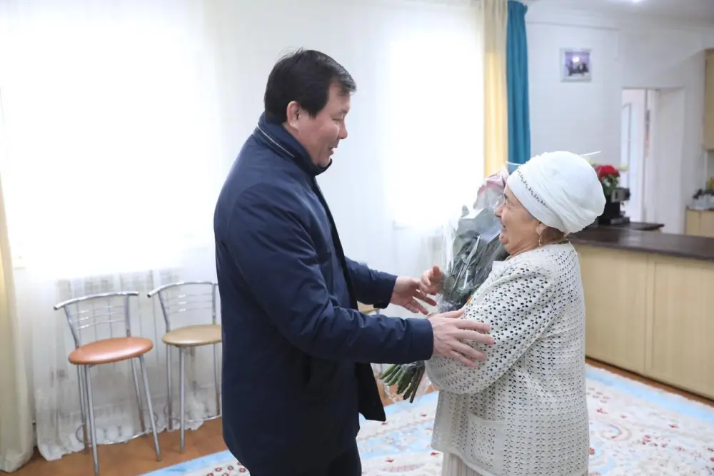 Асхат Шахаров поздравил актюбинок к 8 Марта Астане