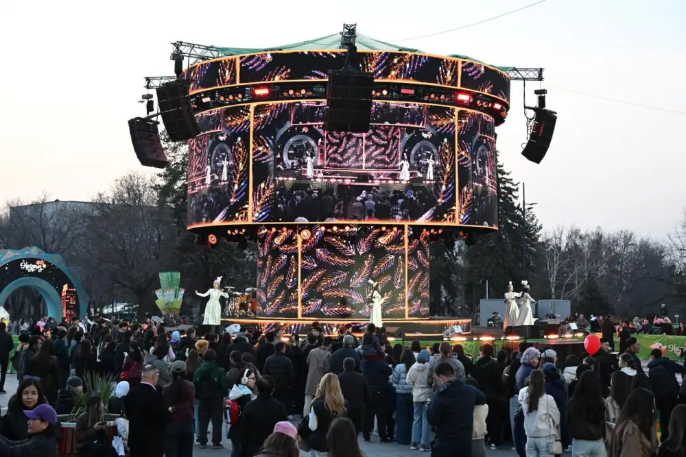 Социальное единство и культурное обогащение: весенний праздник на площади Абая в Алматы Астане