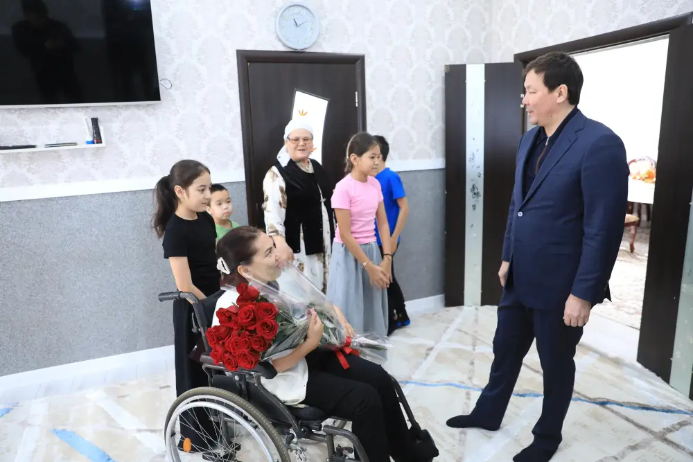 Асхат Шахаров в честь 8 Марта посетил дома актюбинок, внесших вклад в развитие области (6)