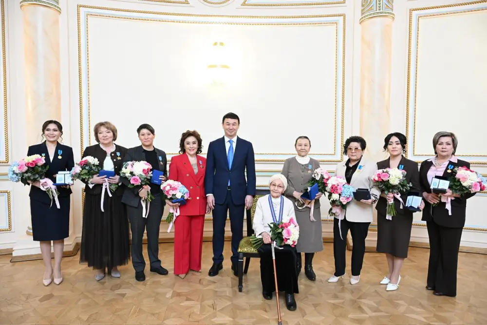 Дархан Сатыбалды вручил государственные награды в преддверии Международного женского дня в Алматы (3)