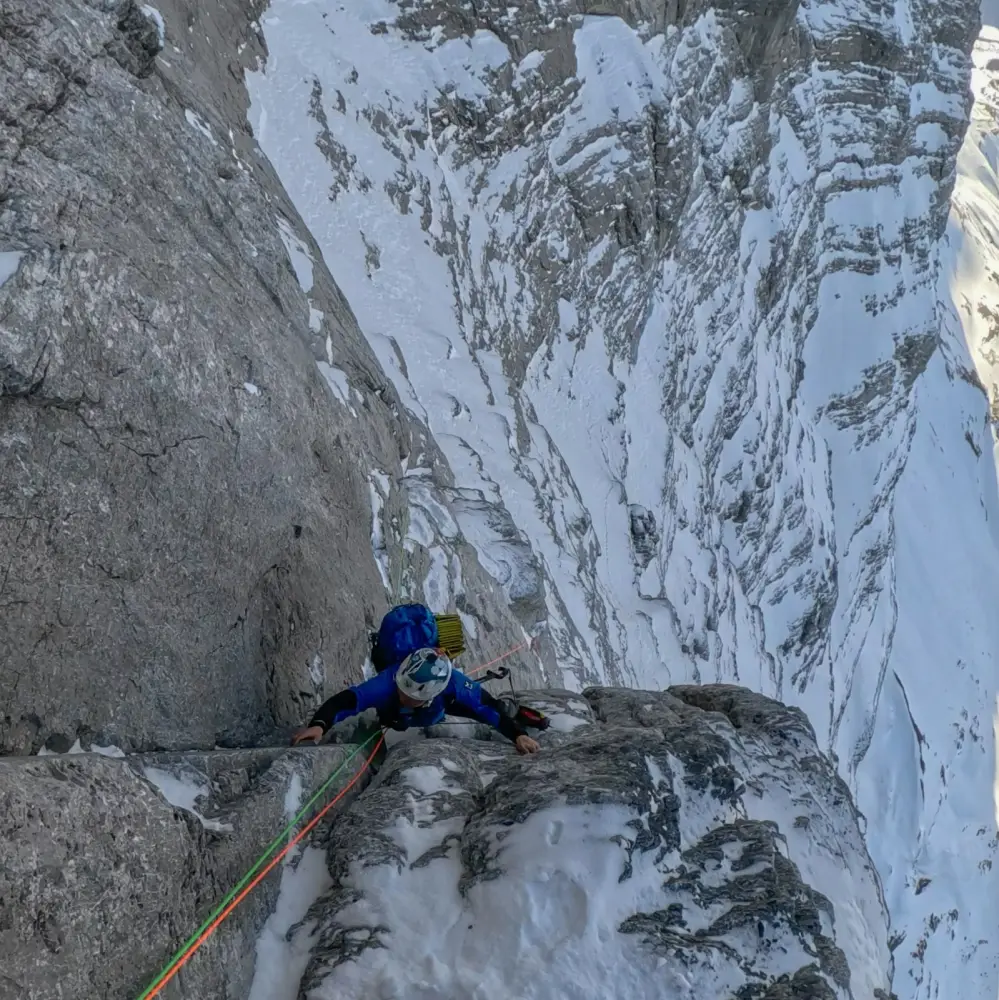 Казахстанские альпинисты преодолевают «Стену смерти» — символ мужества и выносливости в экстремальных условиях Астане