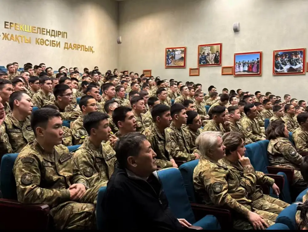 Военный колледж имени Сагадата Нурмагамбетова провёл выставку древнего вооружения для кадетов Астане