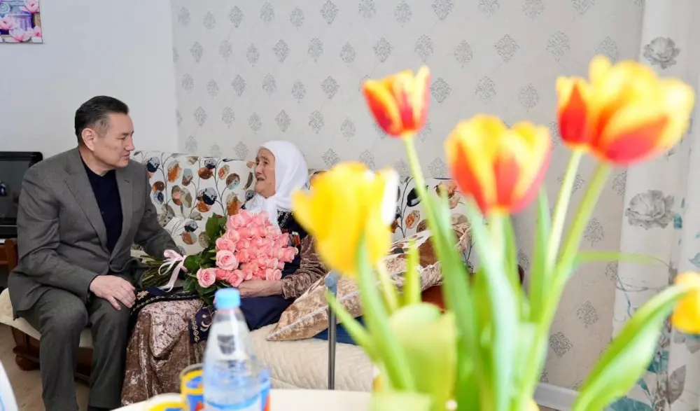 Аким ВКО поздравил с 8 Марта женщин-ветеранов Астане