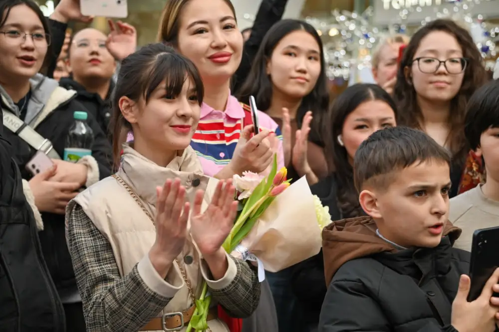 В Астане музыканты Центрального военного оркестра поздравили казахстанцев с праздником Наурыз (2)
