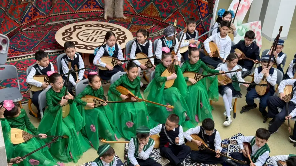 «Күй күмбірі»: школьники Астаны одновременно сыграли на домбре (3)