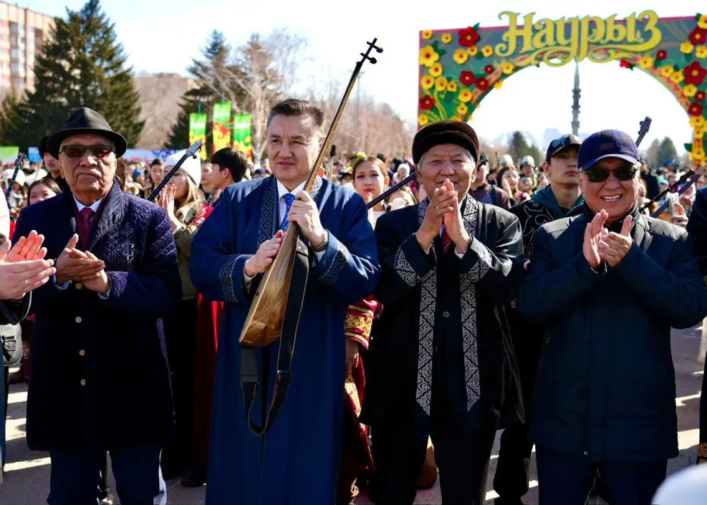 Более 5000 домбристов из ВКО установив мировой рекорд, исполнив песню «Акбулак» (10)