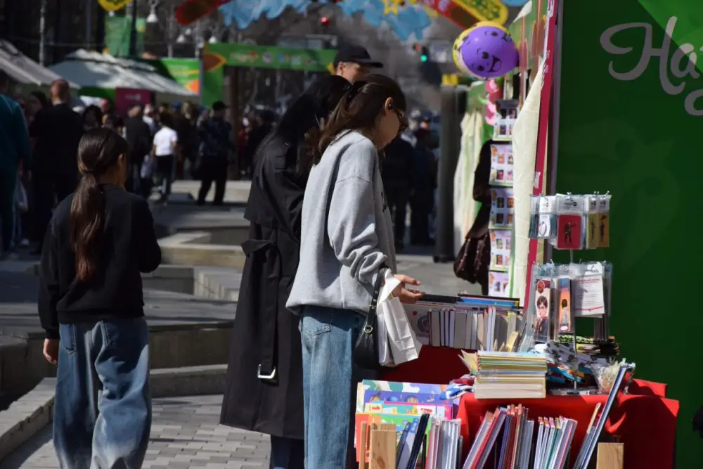 В Алматы завершился двухдневный книжный фестиваль KitapFest-2026 с участием более 40 000 посетителей и продажей 15 000 книг. Астане