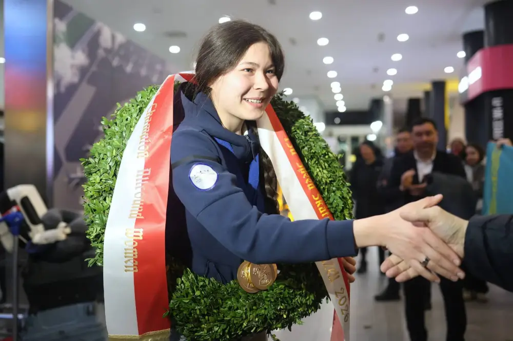 Казахстанская юниорская сборная по конькобежному спорту во главе с Кристиной Шумековой и Вадимом Чебардаковым вернулась домой (7)