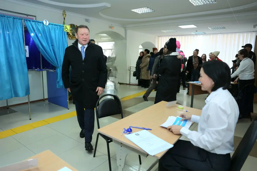 Аким Костанайской области проголосовал на референдуме (3)