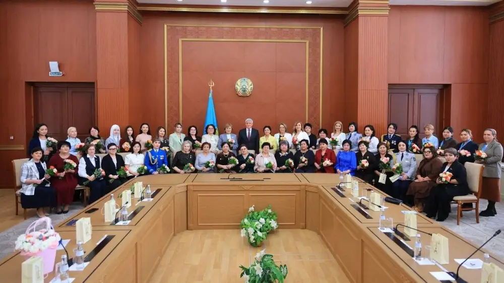 Ермаганбет Булекпаев поздравил женщин Карагандинской области с 8 Марта (4)