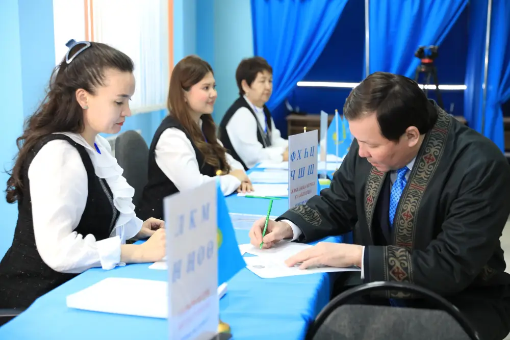 Аким Актюбинской области Асхат Шахаров проголосовал на референдуме (2)