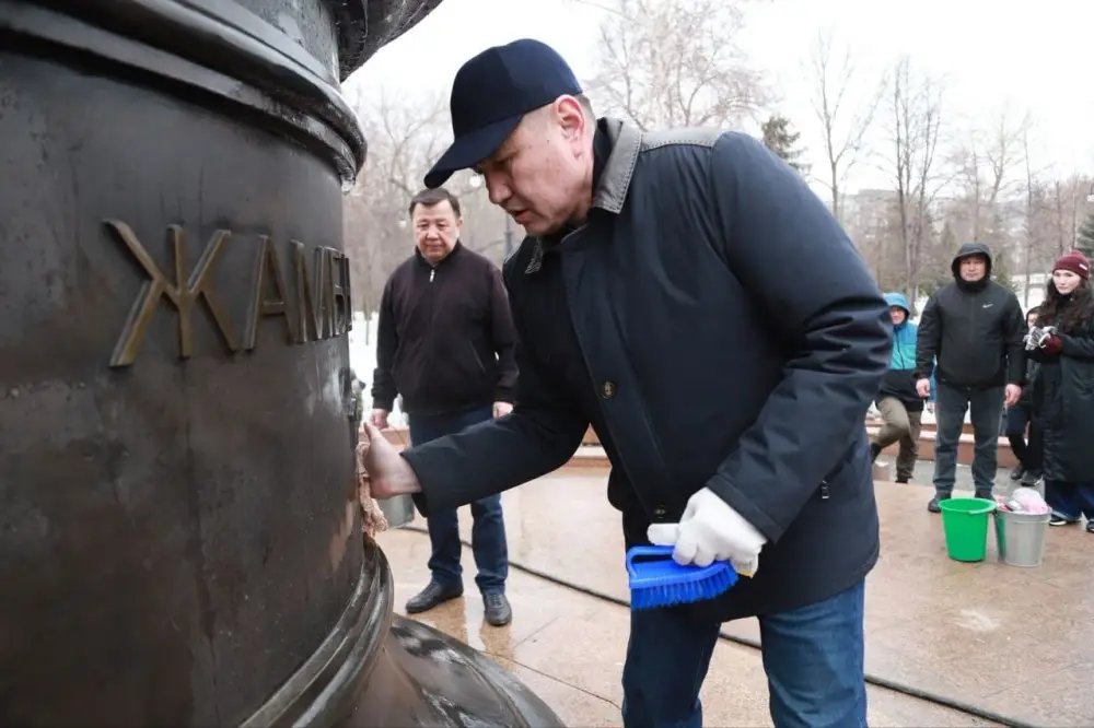 В Усть-Каменогорске 300 человек приняли участие в субботнике в парке имени Жамбыла Жабаева Астане