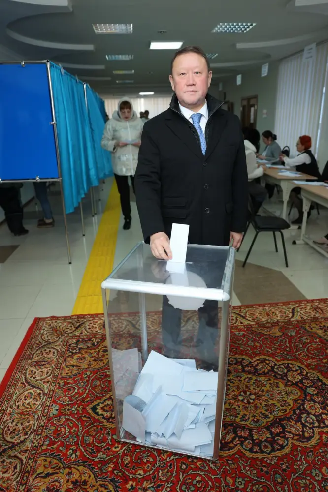 Аким Костанайской области проголосовал на референдуме (7)