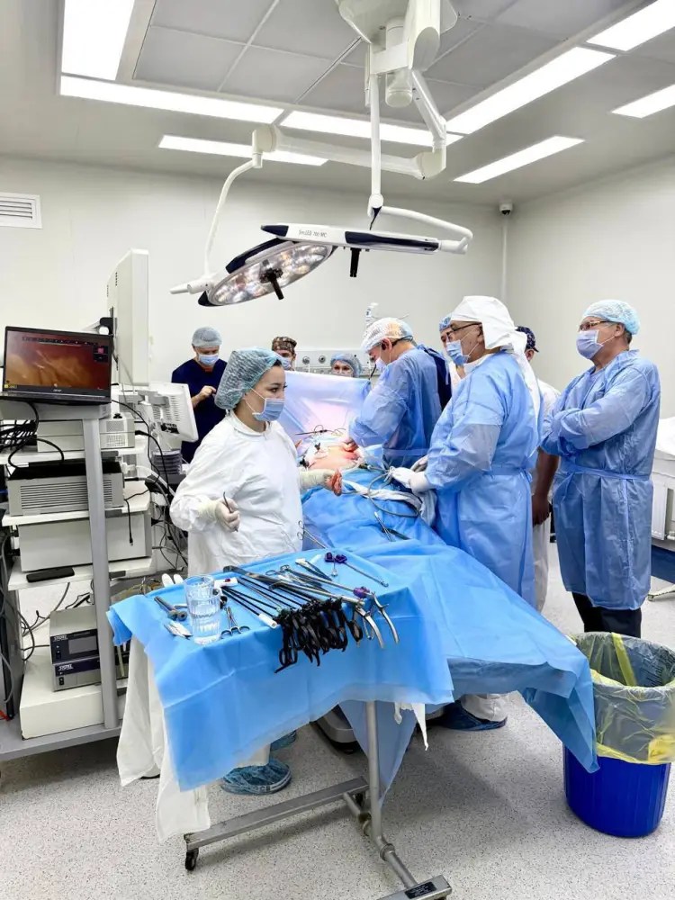 В столичной больнице №3 подвели итоги визита китайских хирургов (2)