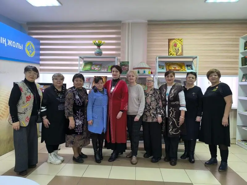 Тумар на холсте: карагандинская библиотека провела этно-мастер-класс по акриловой живописи (6)