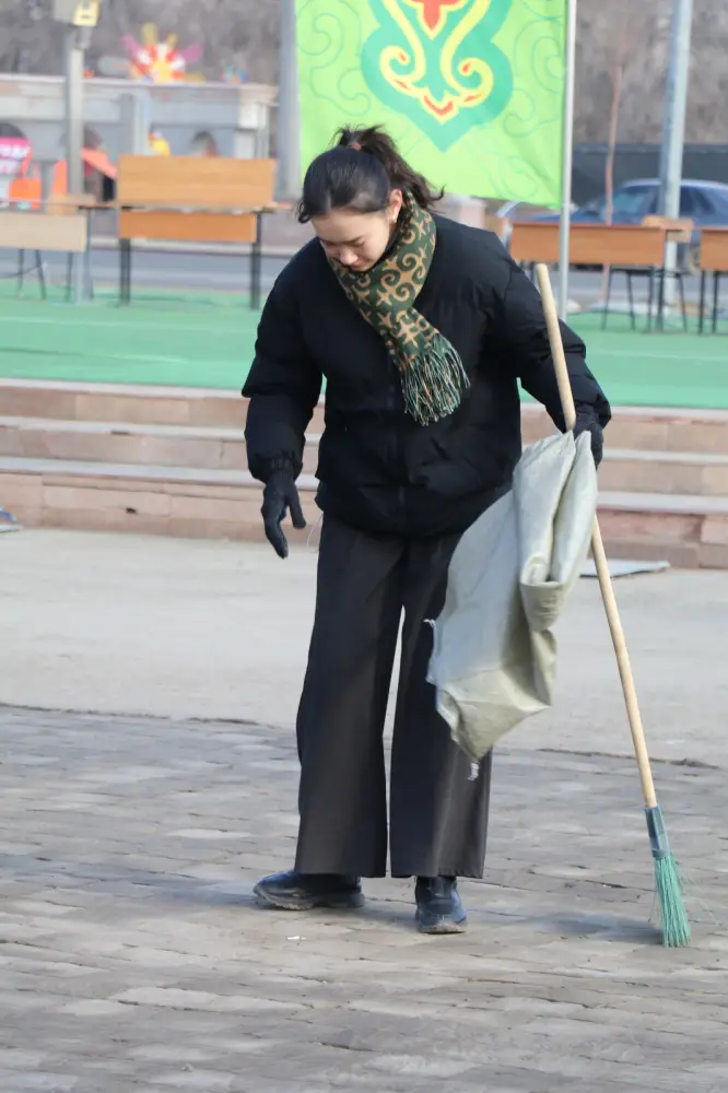 Тазару күні: в Актобе молодежь привела в порядок парки (7)