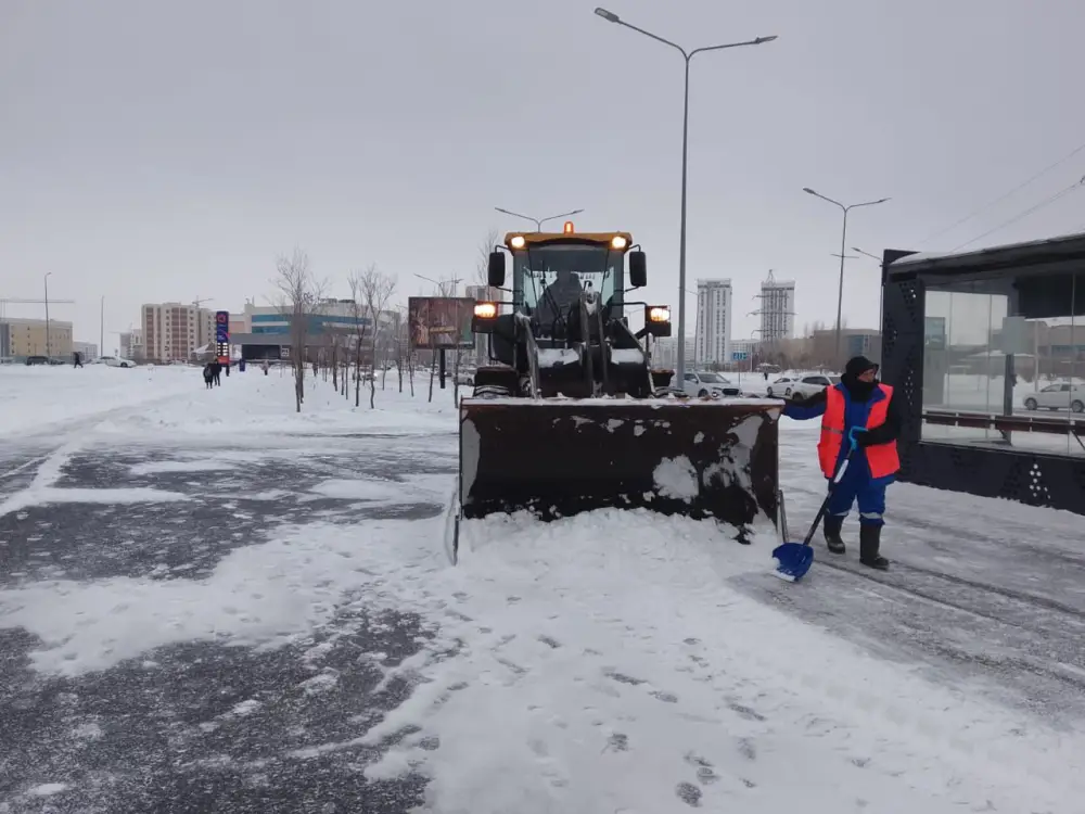 В Астане на снегоуборочные работы вывели более 1,7 тыс. единиц спецтехники (10)
