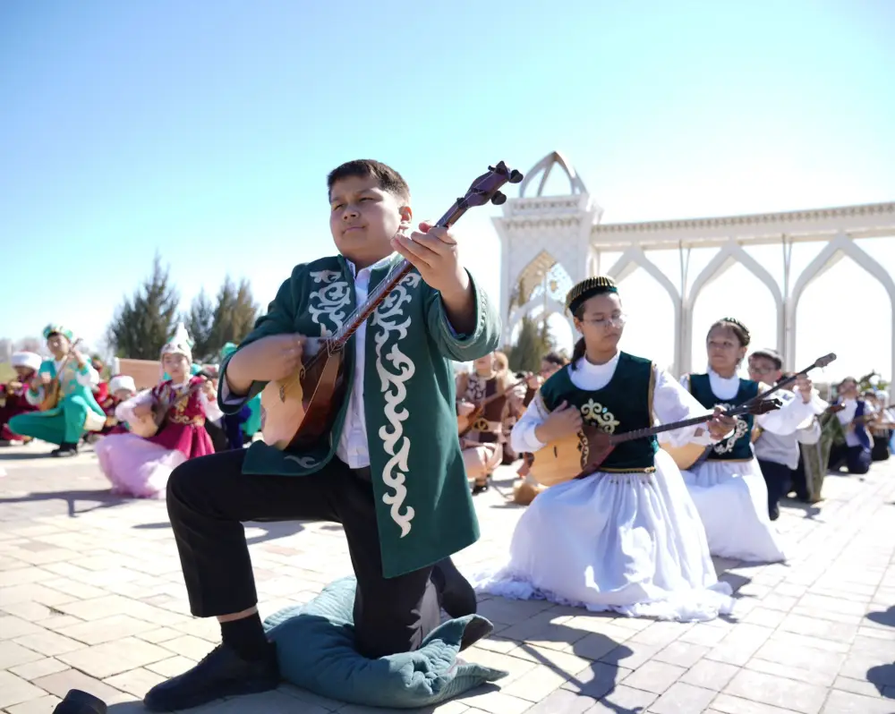 В ТУРКЕСТАНЕ БОЛЕЕ 500 ЮНЫХ ДОМБРИСТОВ ОДНОВРЕМЕННО ИСПОЛНИЛИ КЮЙ (5)