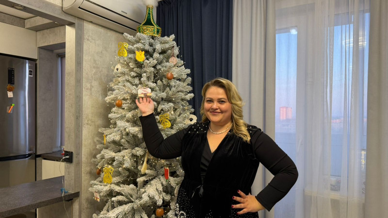Казахстанка преобразила новогоднюю ёлку в символ Наурыза, задав новый тренд в праздновании и вдохнув жизнь в традиции Астане