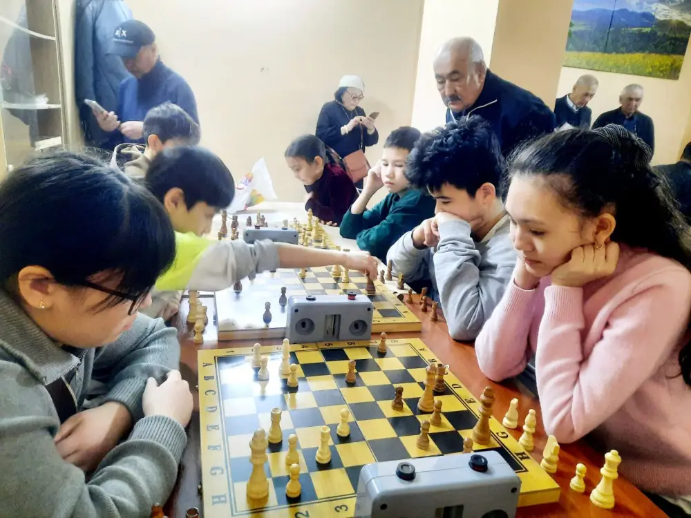 В Астане прошел шахматный турнир среди пенсионеров и молодежи Астане