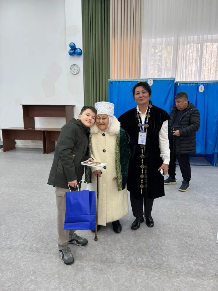 Пример активного гражданского участия: 101-летняя жительница Алматы голосует на референдуме Астане