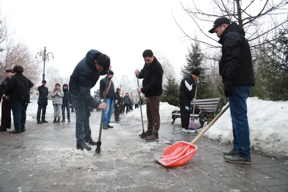 В Усть-Каменогорске прошёл субботник в парке имени Жамбыла Жабаева (6)