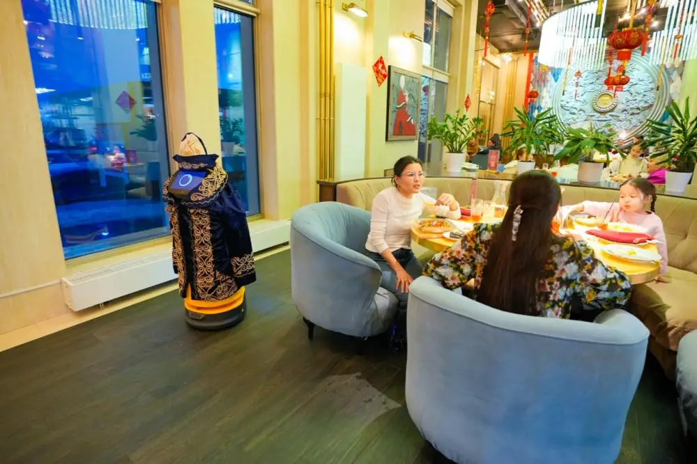 В Астане робот встречал гостей в чапане (6)