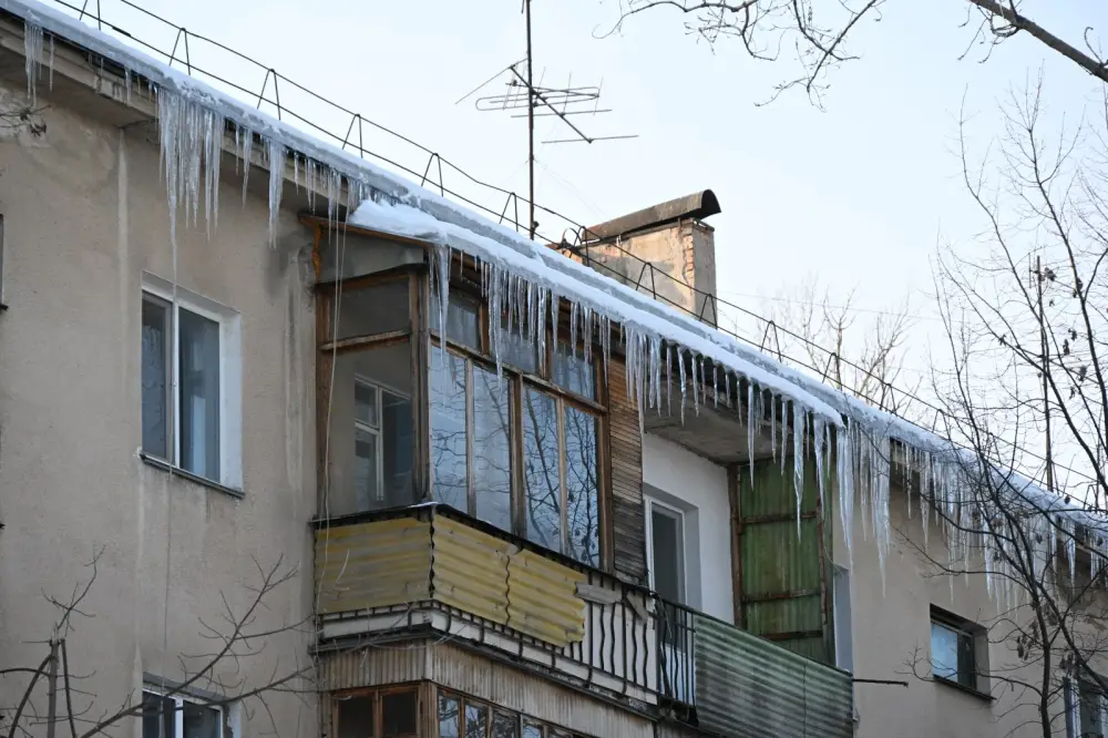 Алматы: зимний щит для крыш многоквартирников — контроль за очисткой снега усиливается Астане