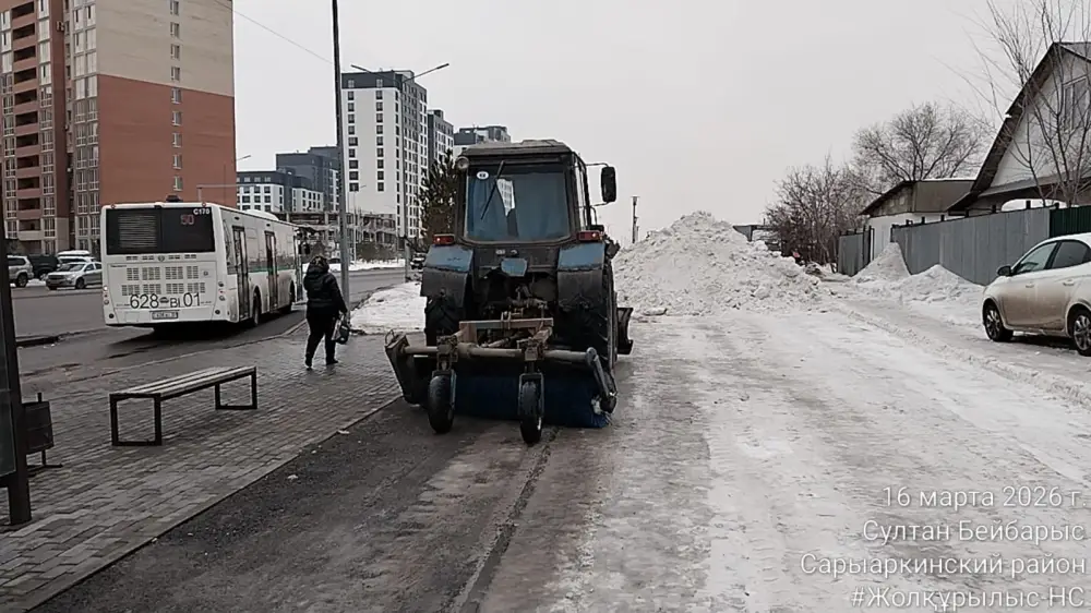 В Астане продолжается активная борьба со снегом: тысячи рабочих и техника на уборке Астане