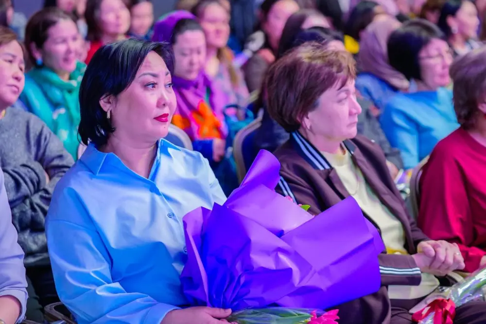 В Астане цветы и женщины объединили сердца! Астане