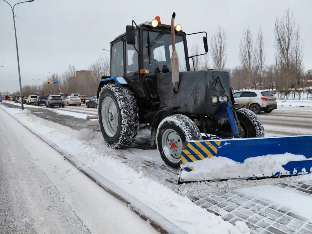 В Астане продолжаются снегоуборочные работы: задействованы почти три тысячи рабочих и свыше 1600 единиц техники Астане