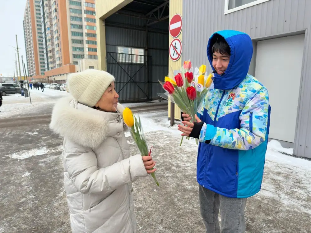 «Көктем шуағы»: Астанада еріктілер нәзікжандыларға гүл шоқтарын таратты (5)