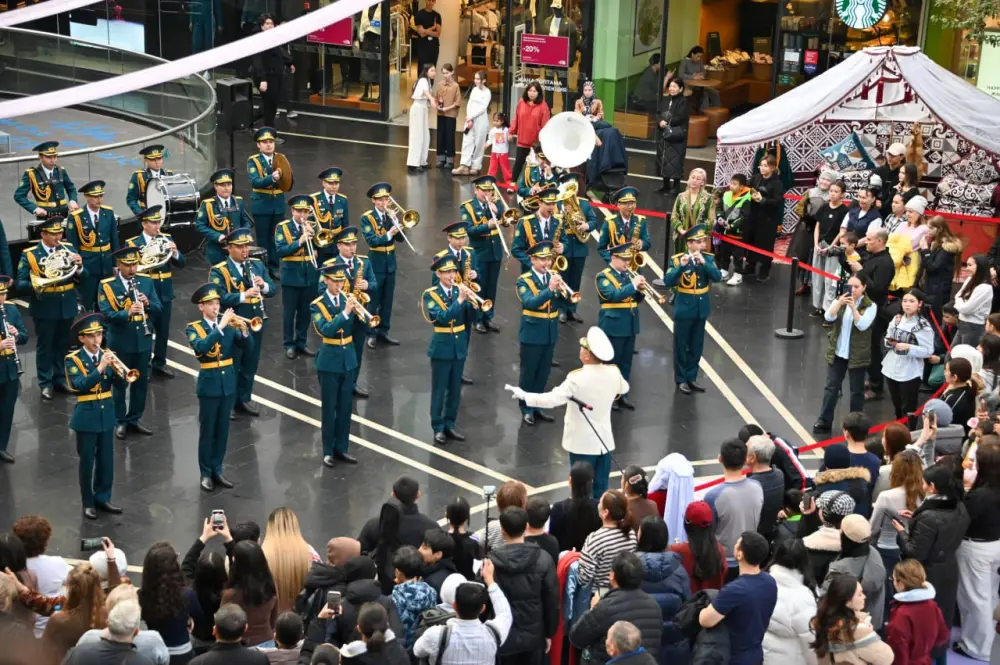 В Астане музыканты Центрального военного оркестра поздравили казахстанцев с праздником Наурыз (6)