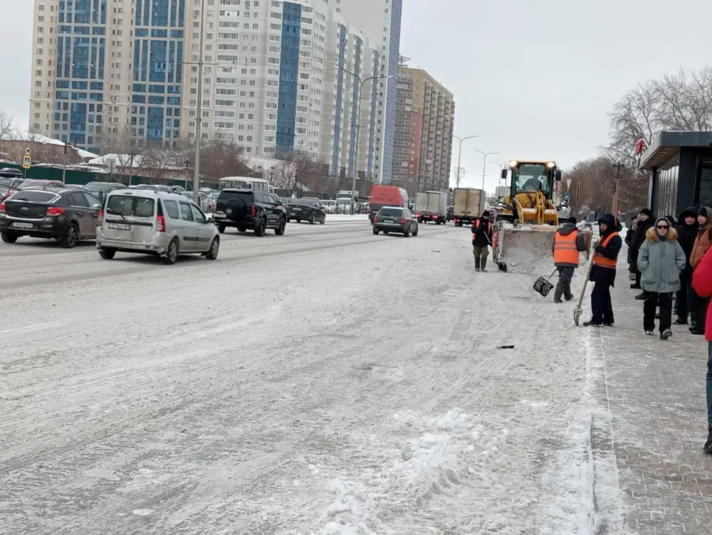 Около трех тысяч дорожных рабочих и более 1,6 тысячи единиц спецтехники задействовано в снегоуборочных работах в Астане (8)
