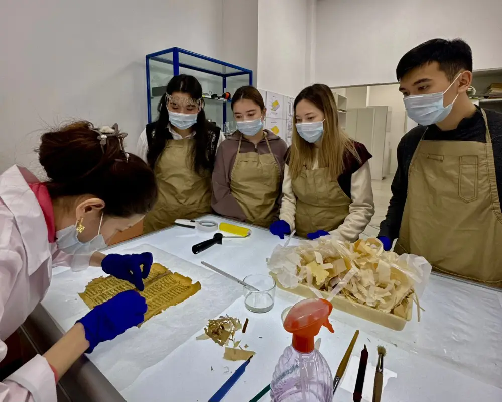 Мастер-класс по сохранению редких книг в Национальном центре рукописей: искусство восстановления исторического наследия Астане