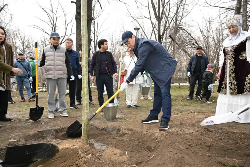 Субботник в Алматы Тазару күні участие акима и горожан Астане