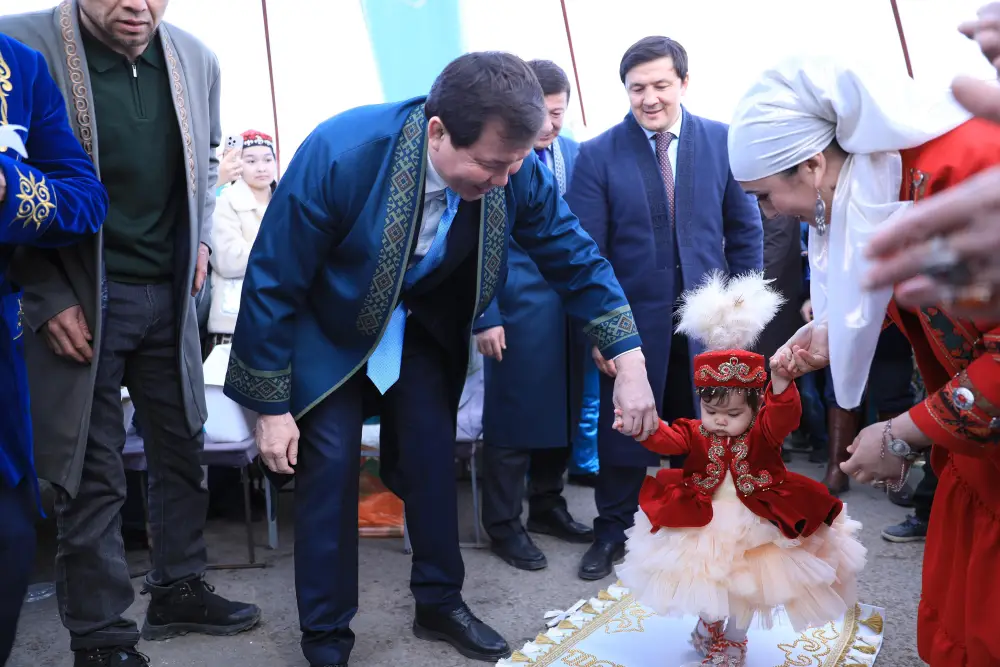 На праздновании Наурыза аким области стал свидетелем обряда «Тусаукесер» у близнецов (9)