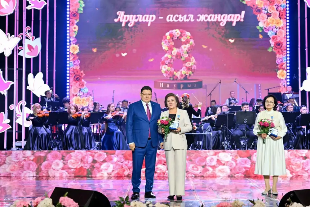 В Семее состоялось торжественное мероприятие, посвященное 8 Марта (5)