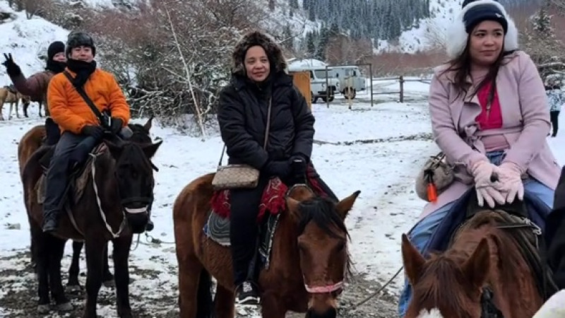 Туристы из ОАЭ благодарят алматинцев за поддержку во время задержки поездки из-за закрытия воздушного пространства Астане