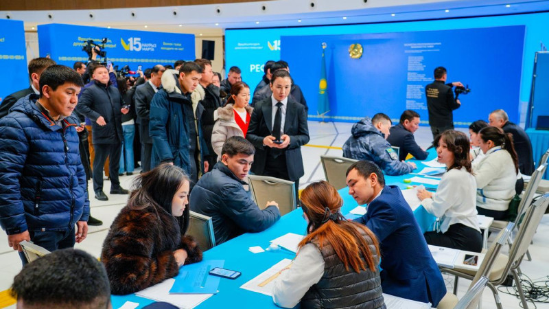 В Астане активно проходит республиканский референдум по проекту новой Конституции. С раннего утра на избирательных участках наблюдается высокая активность избирателей. Концертные программы, фотозоны и ярмарки создают праздничную атмосферу, привлекая внима Астане