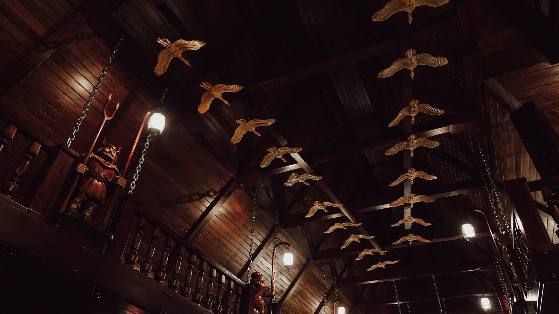 Косяк из белых журавлей, скульптура под потолком Дом-музей со скульптурами из дерева в Усть-Каменогорске