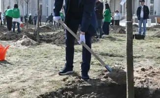 Аким Алматы Дархан Сатыбалды высадил более 300 деревьев в честь Наурыза