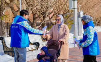 Раздача баурсака волонтерами в Астане ко Дню культуры