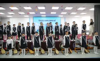 Астанинские школьники играют на домбре вместе