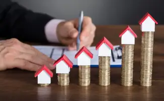 В феврале 2026 года зарегистрировано 27 421 сделка купли-продажи жилья, снижаясь на 1,2% по сравнению с январем