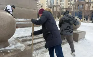 Уборка на монументе «Қазақ еліне мың алғыс»