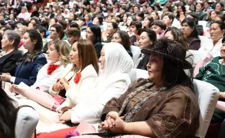 Бейбит Исабаев отметил вклад женщин Жетісу на праздновании 8 Марта и вручил государственные награды