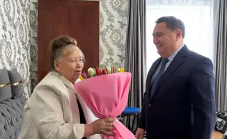 Аким Акмолинской области Марат Ахметжанов поздравил с 8 марта заслуженного учителя г. Косшы Майру Жетписову
